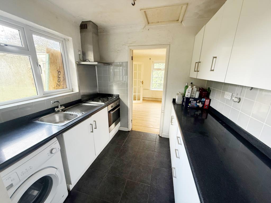 Lot: 100 - DETACHED BUNGALOW WITH POTENTIAL - Kitchen